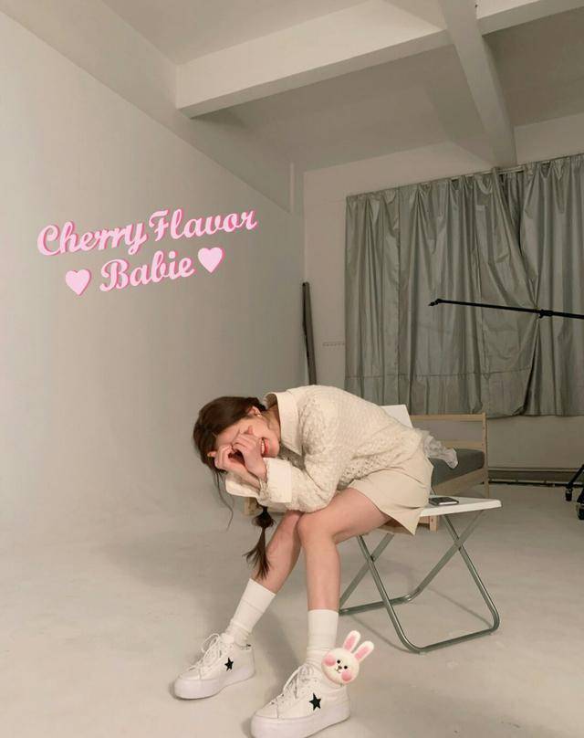 赵露思为什么这么甜?穿米色衬衫外套搭短裙出镜活力满满