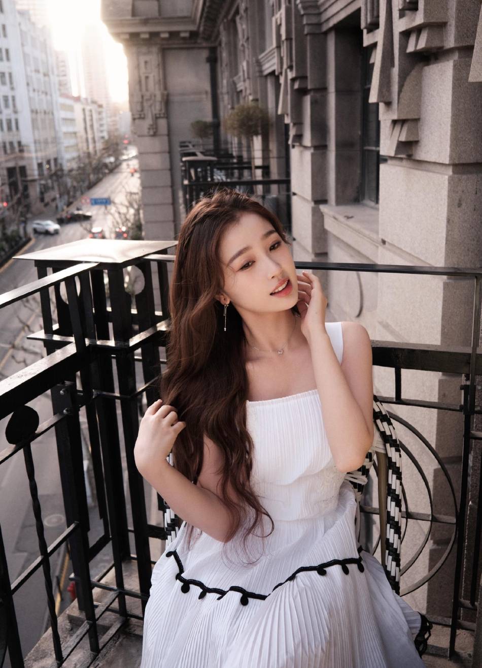 虞书欣穿白色长裙温柔甜美!青春靓丽美的令人心动