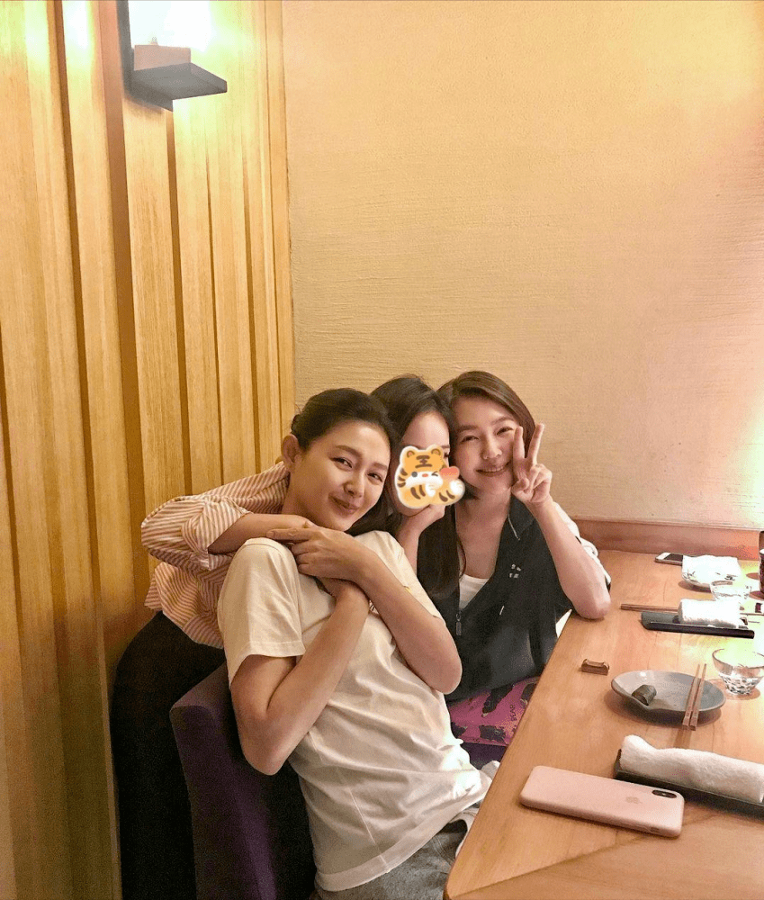 大S结婚后首次与妹妹小S聚会,二人同框很随和,小S看着更飒