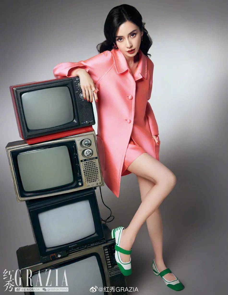 杨颖摩登色彩写真超美艳!精致五官可爱迷人