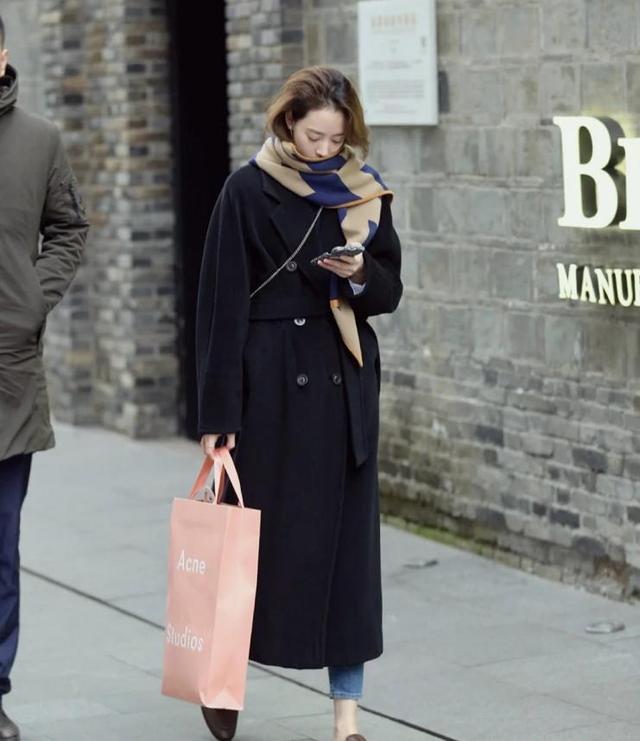 怎样把黑色穿出彩？多向这些街头美女学习，穿得高级还好看