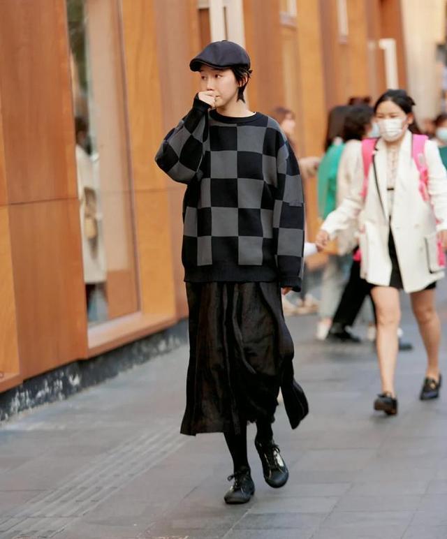 怎样把黑色穿出彩？多向这些街头美女学习，穿得高级还好看