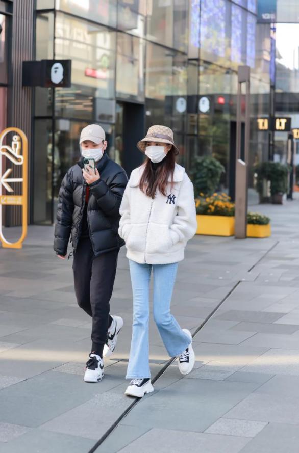 成都时尚街拍：风格百变寒冬腊月也很潮
