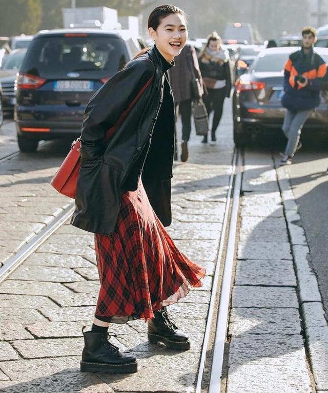 怎样把黑色穿出彩？多向这些街头美女学习，穿得高级还好看