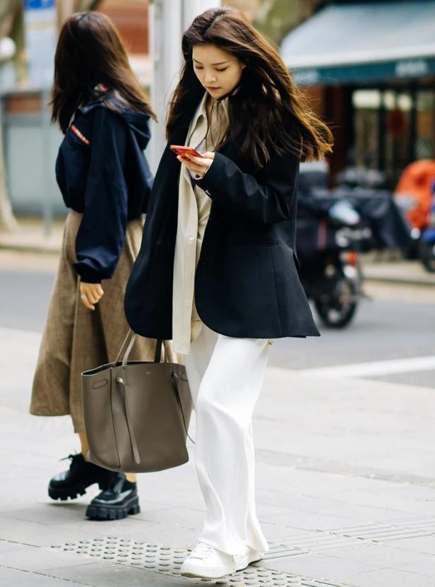 怎样把黑色穿出彩？多向这些街头美女学习，穿得高级还好看