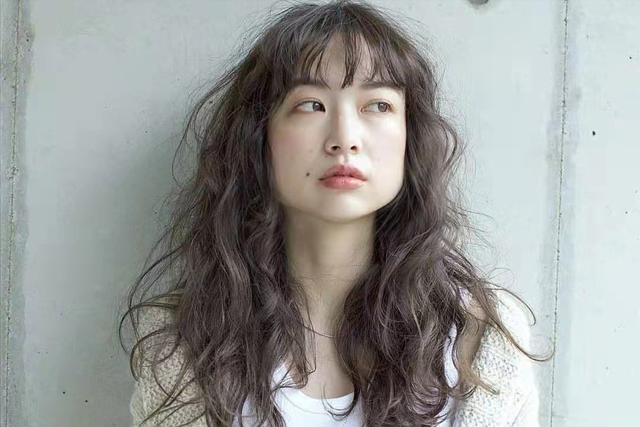 方脸型怎么选发型？这几种发型照着选显脸小还减龄