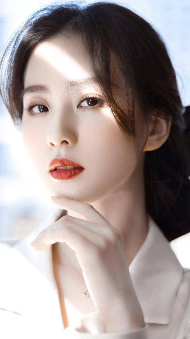 刘诗诗名媛气质真高贵，浅色西装裙配烈焰红唇美得不可方物