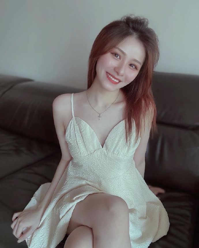 有着天使脸蛋的「正妹平面设计师」,小背心展现「迷人S曲线」！