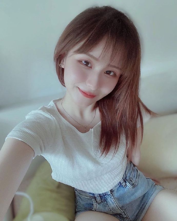 有着天使脸蛋的「正妹平面设计师」,小背心展现「迷人S曲线」！