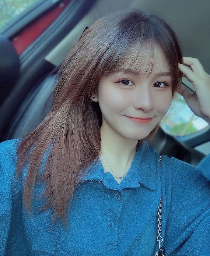 有着天使脸蛋的「正妹平面设计师」,小背心展现「迷人S曲线」！