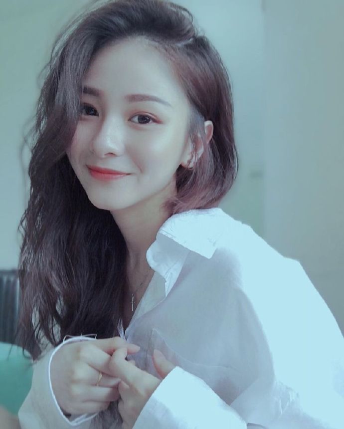 有着天使脸蛋的「正妹平面设计师」,小背心展现「迷人S曲线」！