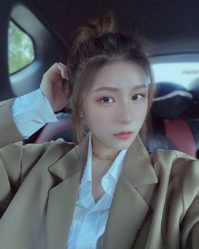 有着天使脸蛋的「正妹平面设计师」,小背心展现「迷人S曲线」！