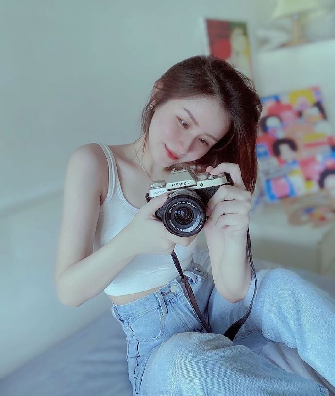 有着天使脸蛋的「正妹平面设计师」,小背心展现「迷人S曲线」！