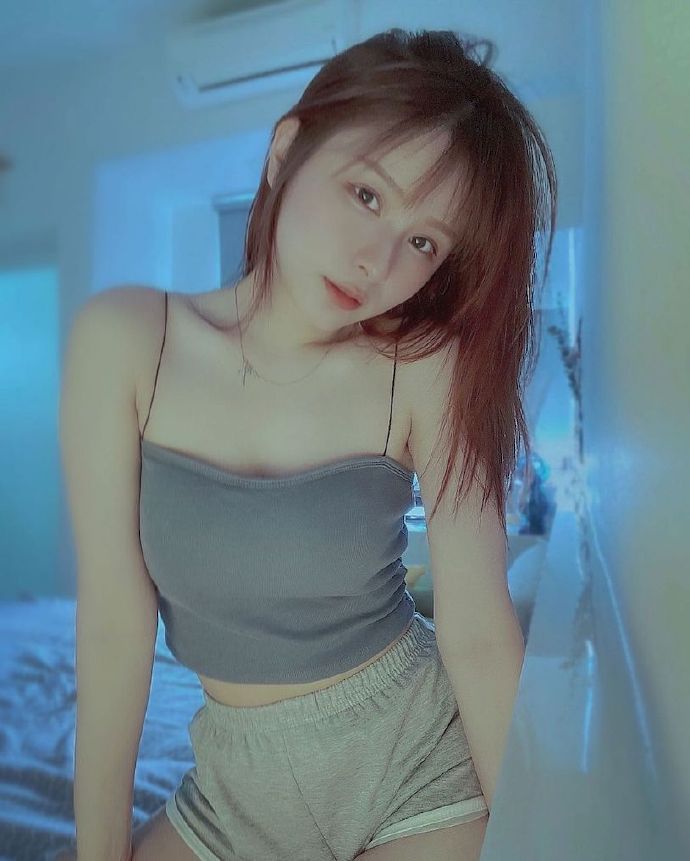 有着天使脸蛋的「正妹平面设计师」,小背心展现「迷人S曲线」！