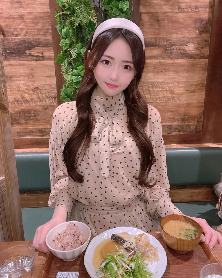 就爱这样的「妈妈桑」!《滨边凛香》歌舞伎町女老板下班不忘练出好身材!