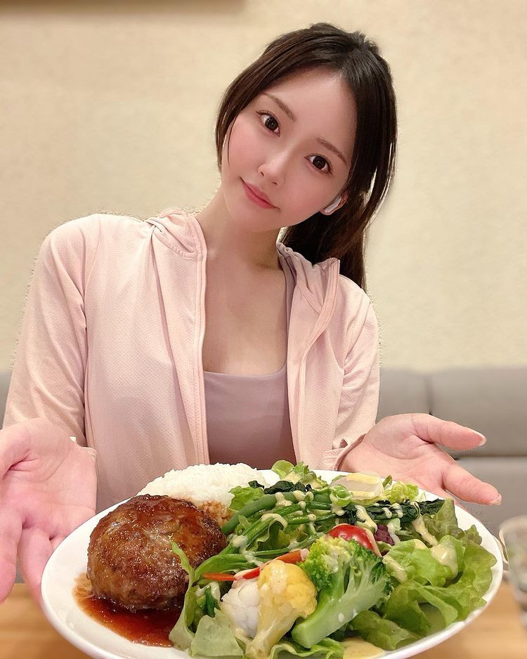 就爱这样的「妈妈桑」!《滨边凛香》歌舞伎町女老板下班不忘练出好身材!