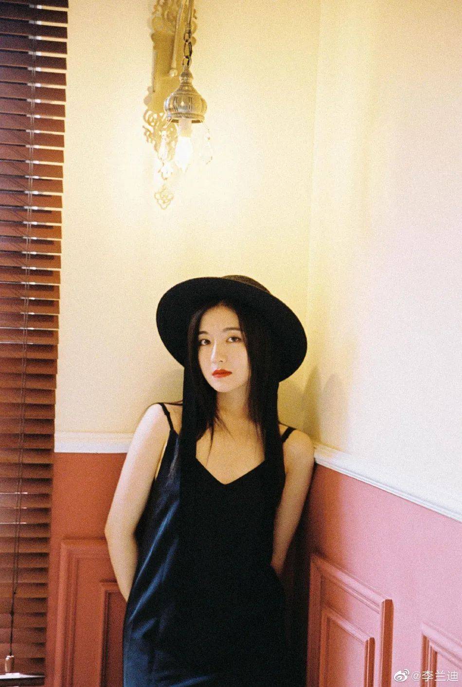 李兰迪身穿黑色吊带裙超靓丽!艳若桃李太性感撩人