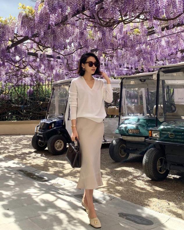 人到了一定年纪后穿搭既要简约又要高级,舒适得体最让人养眼