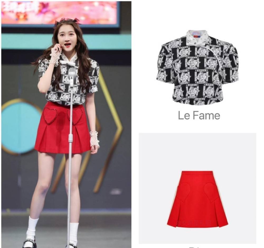 关晓彤御姐造型太撩人,彩色针织衫配黑色低领背心挺有个性!