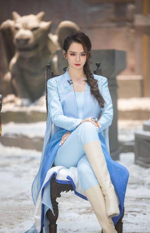 戚薇穿蓝色搭配清爽又飒气,妥妥的时髦精