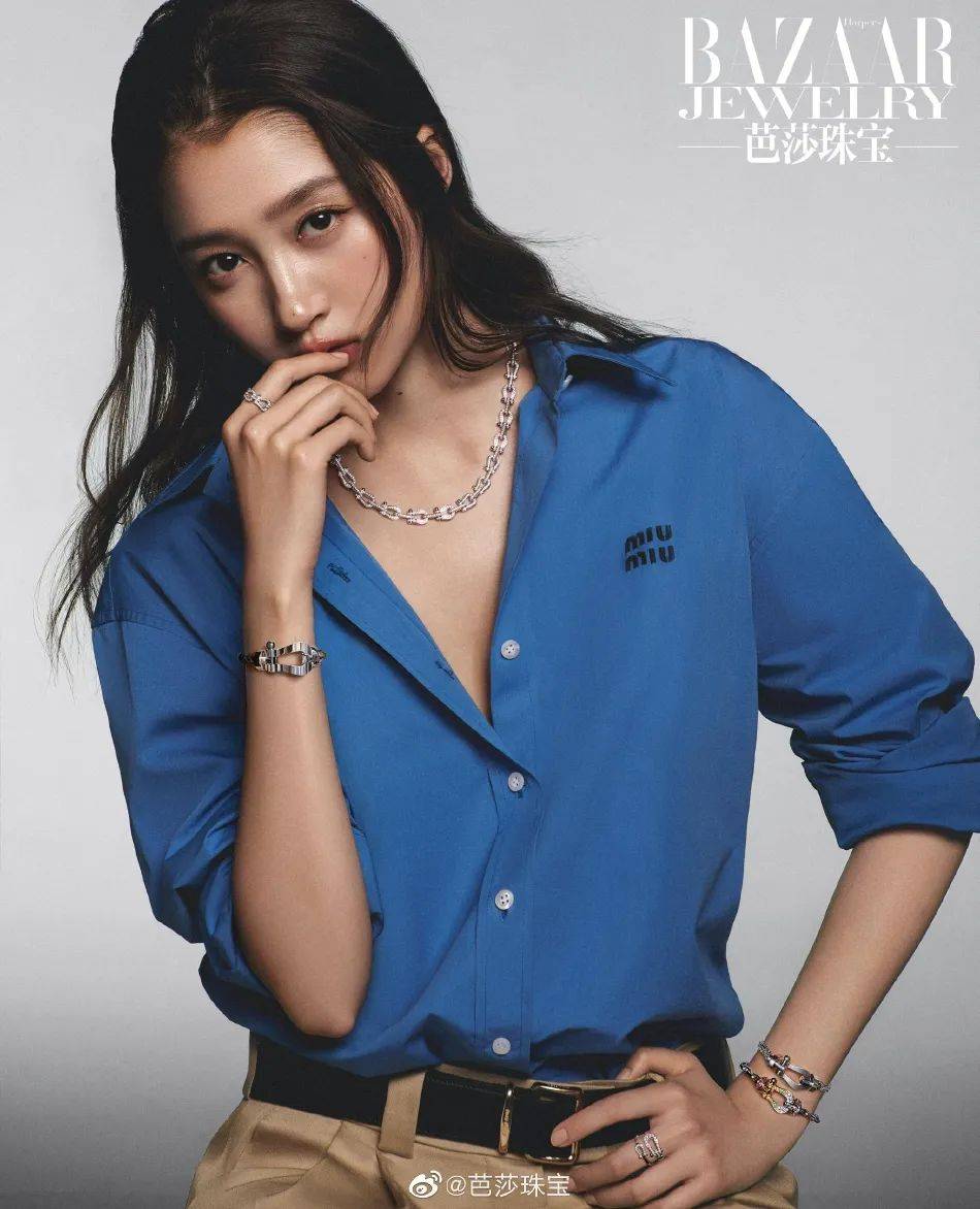 关晓彤写真大秀事业线，英姿飒爽气场全开！