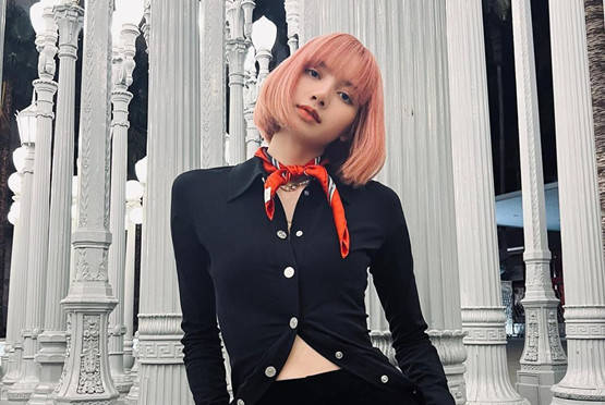 Lisa回国后大变样！男友视角下光脚穿印花裙踏青宛如仙女下凡