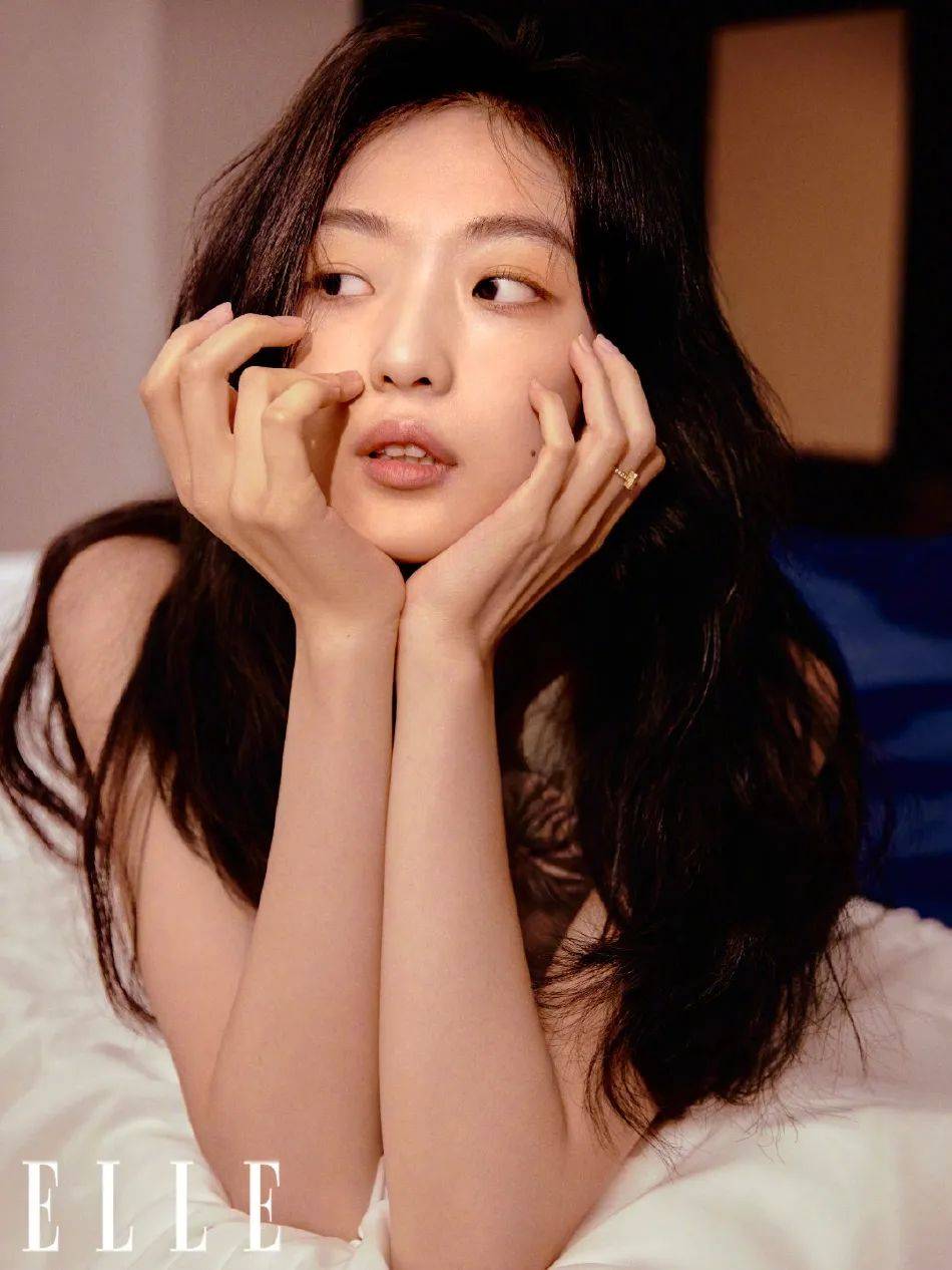 孙千身穿黑色短裙大秀白皙长腿,慵懒随性性感撩人