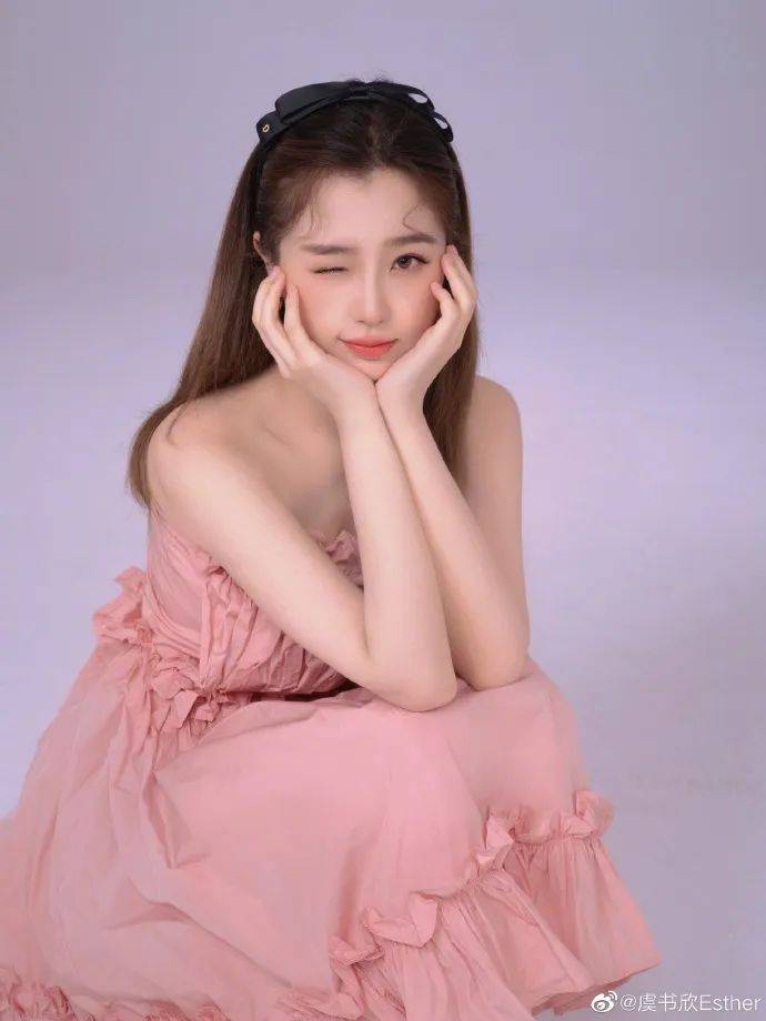 虞书欣穿抹胸粉裙大秀白皙美腿!雪肤玉貌太性感撩人