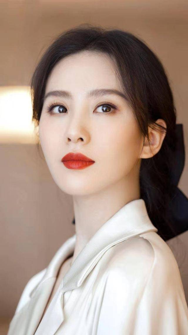 刘诗诗名媛气质真高贵，浅色西装裙配烈焰红唇美得不可方物