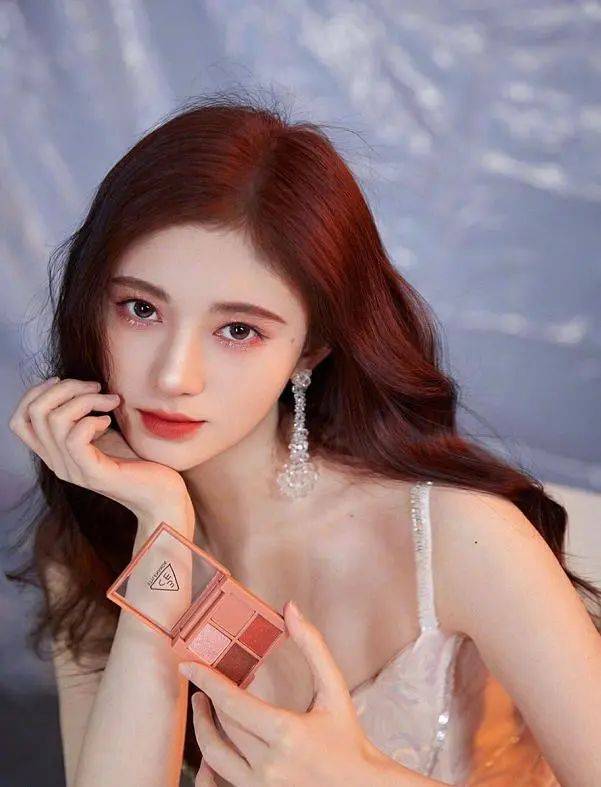 15岁“书模”鞠婧祎太美了！雪肤玉貌大长腿清丽脱俗