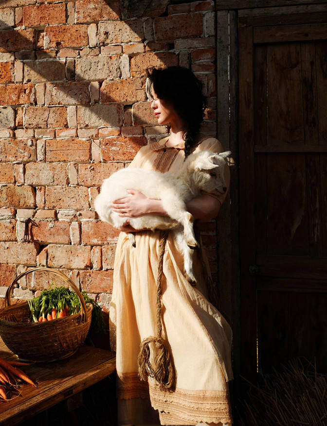 刘诗诗羊圈穿裙抱羊羔拍广告，选对场所美三分