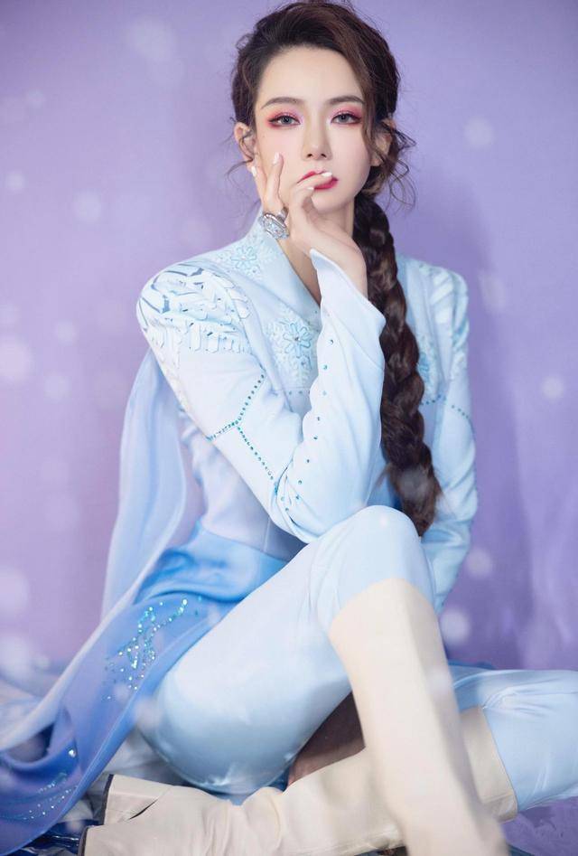 戚薇穿蓝色搭配清爽又飒气,妥妥的时髦精