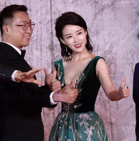 最美嫦娥颜丹晨深V礼服:40岁了依然倾国倾城(图) 最美嫦娥颜丹晨深V礼服:40岁了依然倾国倾城