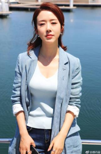 最美嫦娥颜丹晨深V礼服:40岁了依然倾国倾城(图) 最美嫦娥颜丹晨深V礼服:40岁了依然倾国倾城