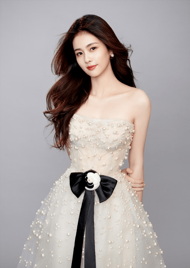 白鹿穿旗袍打扮淑女而温柔,有大家闺秀既视感!