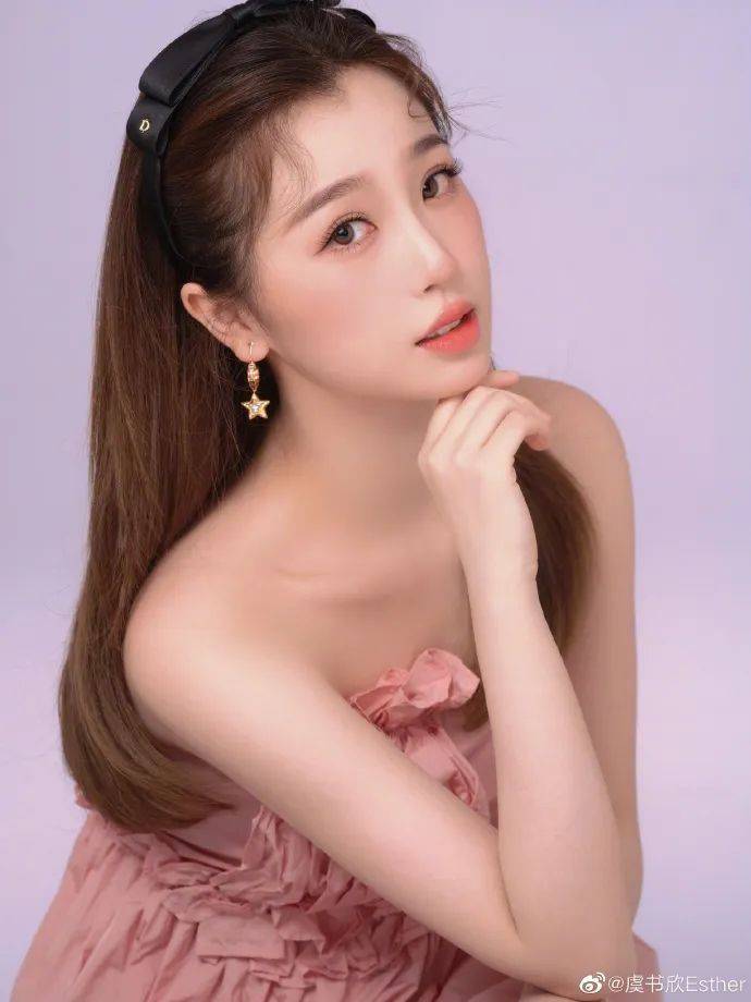 虞书欣穿抹胸粉裙大秀白皙美腿!雪肤玉貌太性感撩人