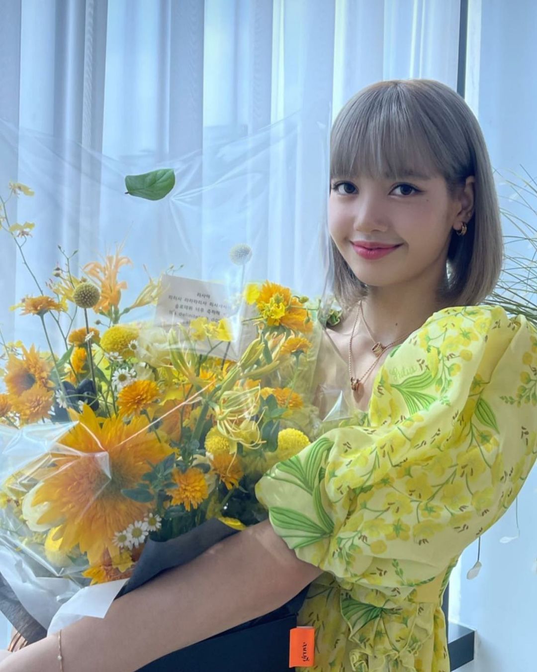 久违的甜美优雅：Blackpink Lisa这身浪漫装扮是春季野餐穿搭范本！