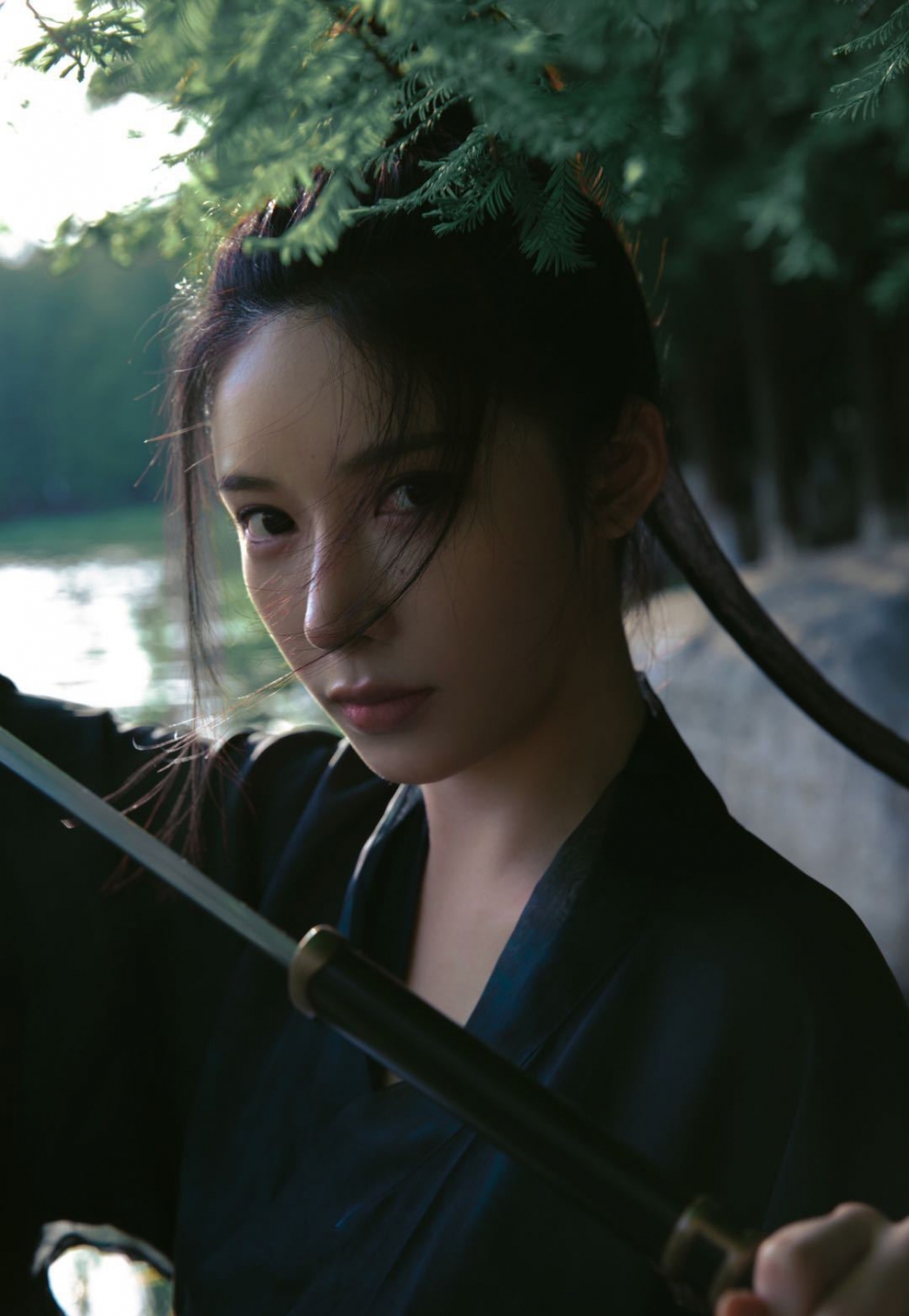 柯乃予红黑古风造型尽显江湖侠女气质写真