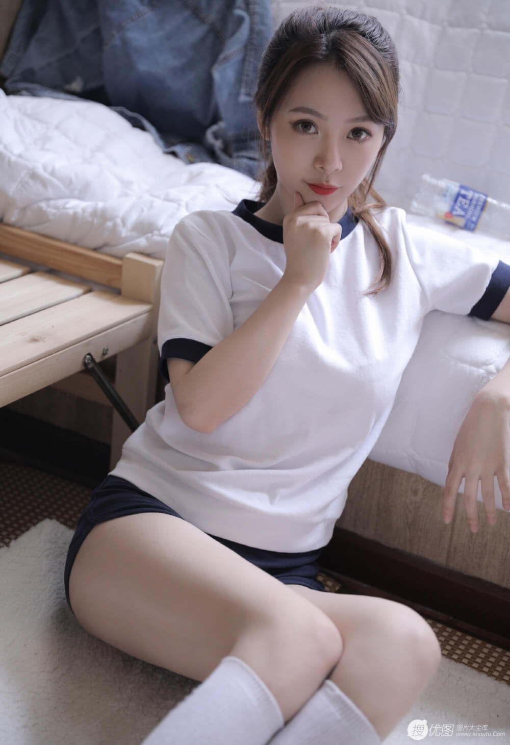青春靓丽体操服美少女白丝美腿纤细笔直写真