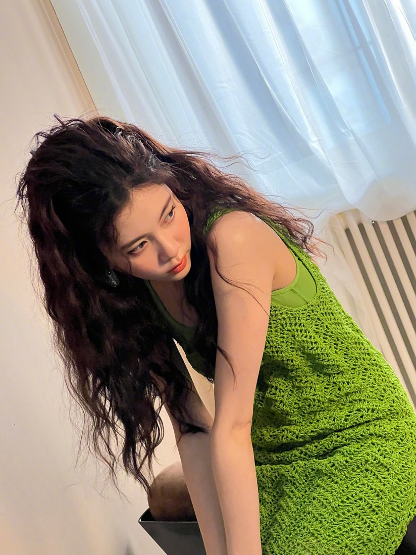 CC宋妍霏微醺妆红秀封面 宋妍霏个人资料简介图片