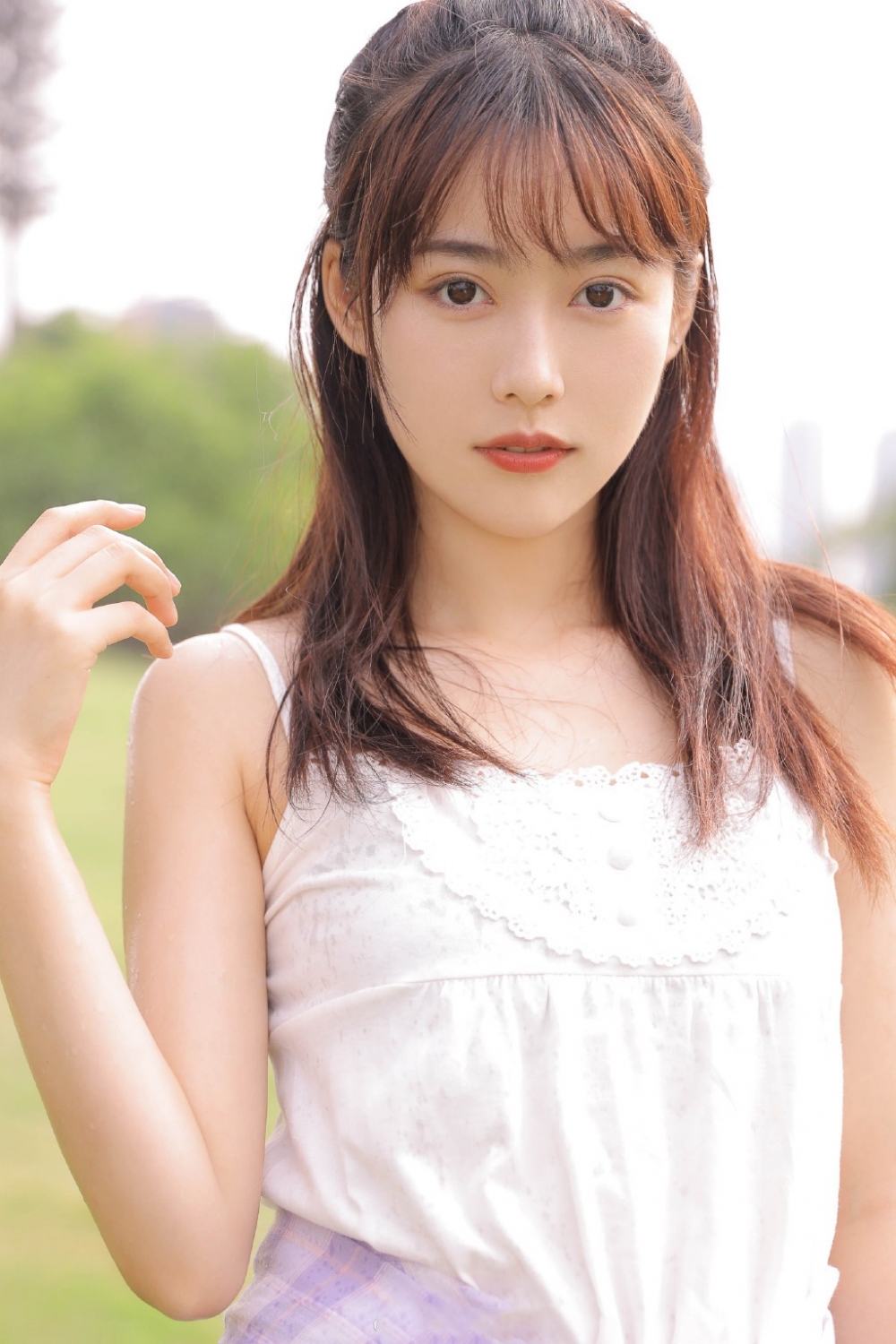 清纯美女吊带短裤香肩美腿甜美迷人街拍写真