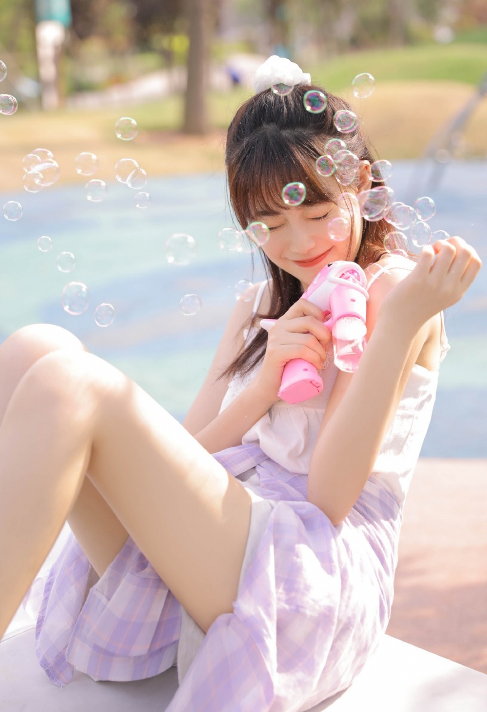 清纯美女吊带短裤香肩美腿甜美迷人街拍写真