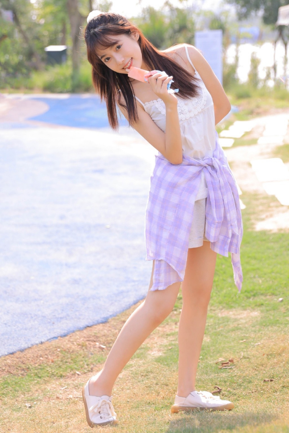 清纯美女吊带短裤香肩美腿甜美迷人街拍写真