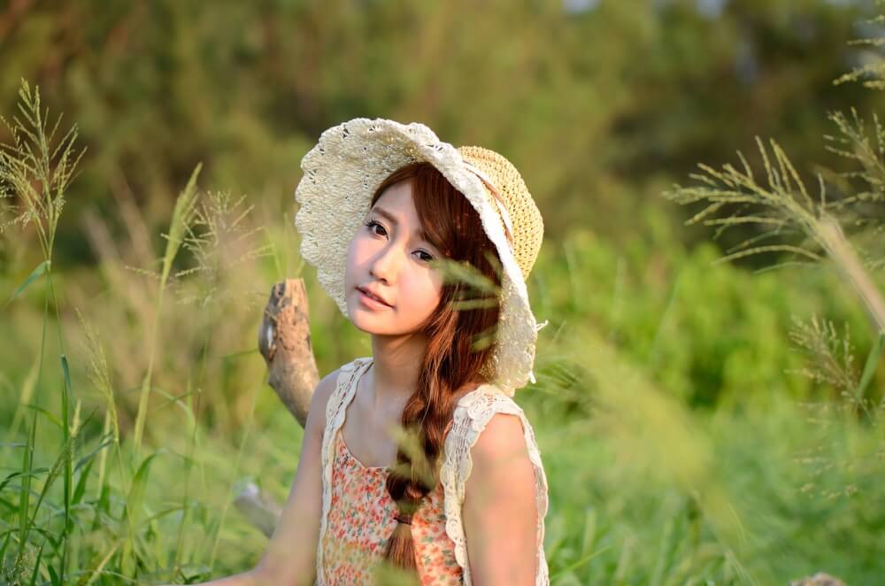 麻花辫美女碎花连衣裙甜美迷人户外写真