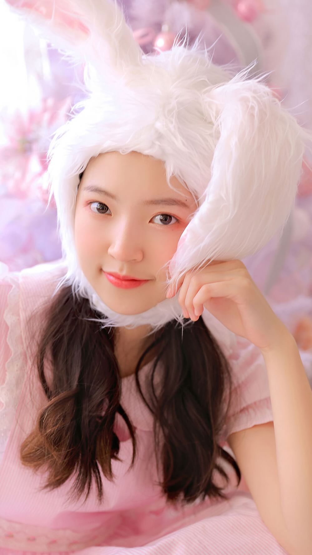 粉红兔女郎白皙大长腿俏皮可爱室内个人写真