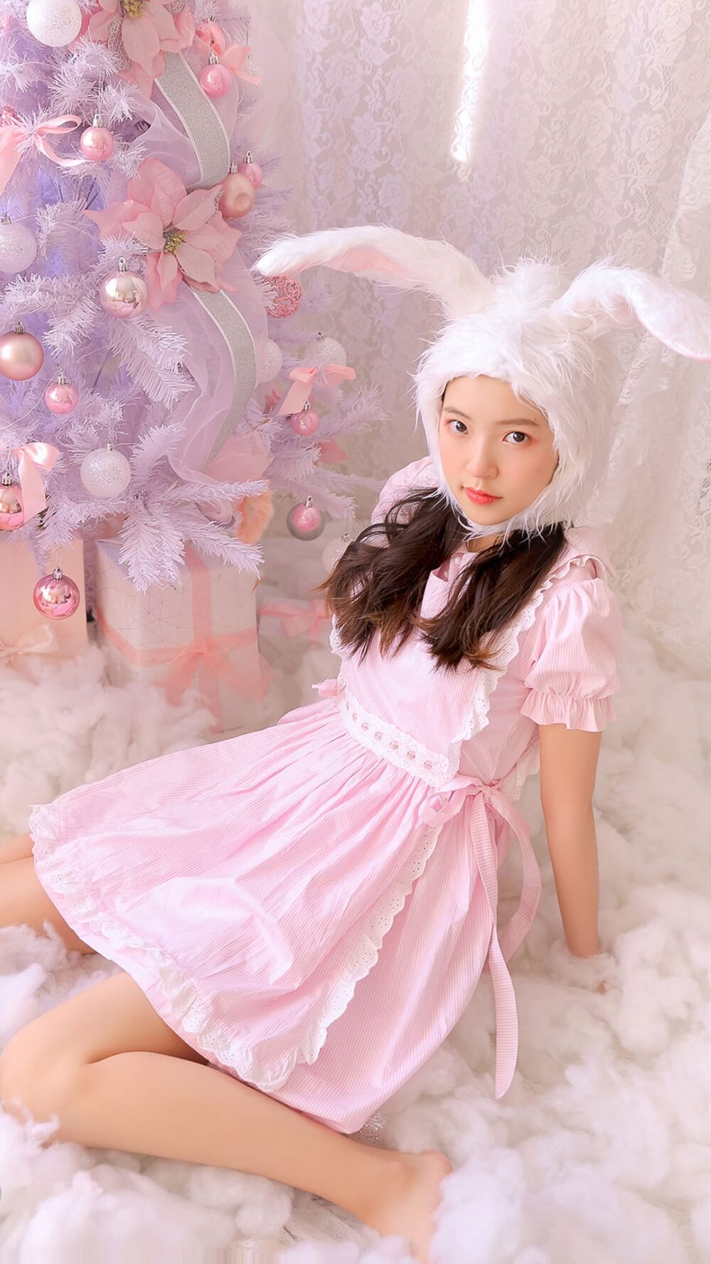 粉红兔女郎白皙大长腿俏皮可爱室内个人写真