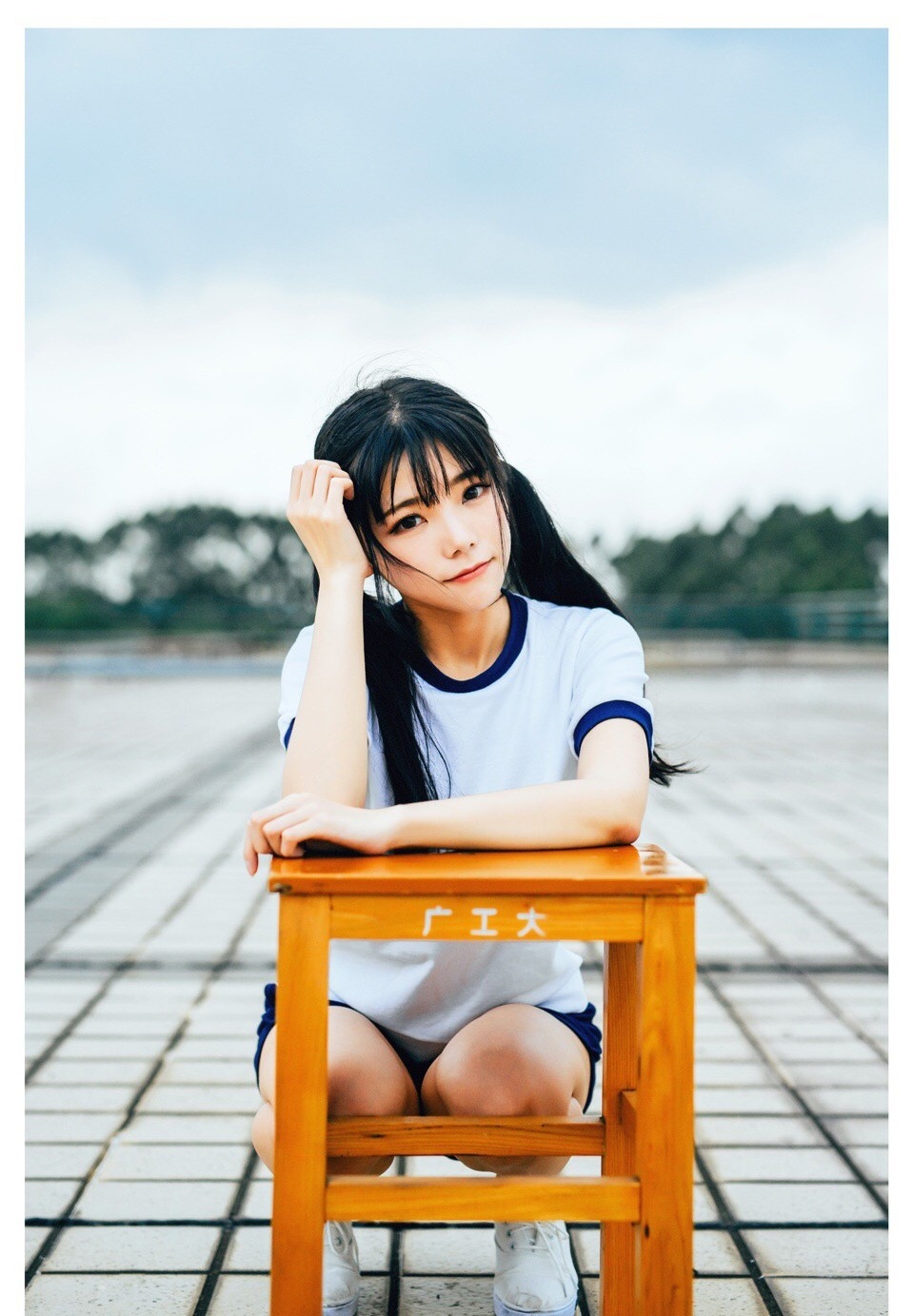 双马尾美女休闲体操服修长美腿户外街拍写真