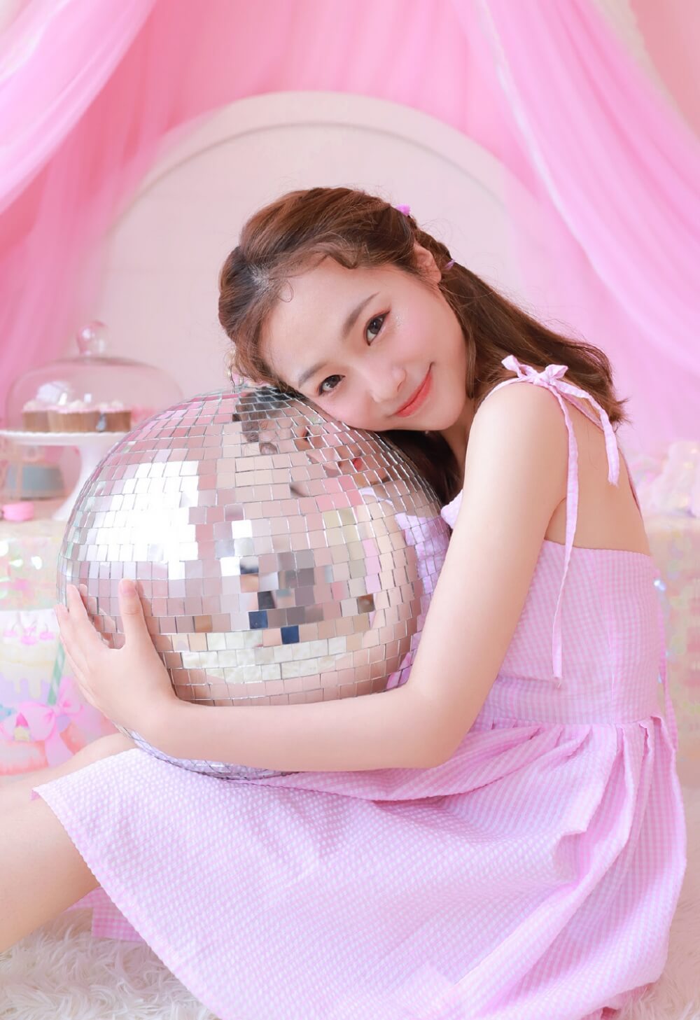 粉嫩美女吊带短裙香肩美腿甜美迷人私房图片写真