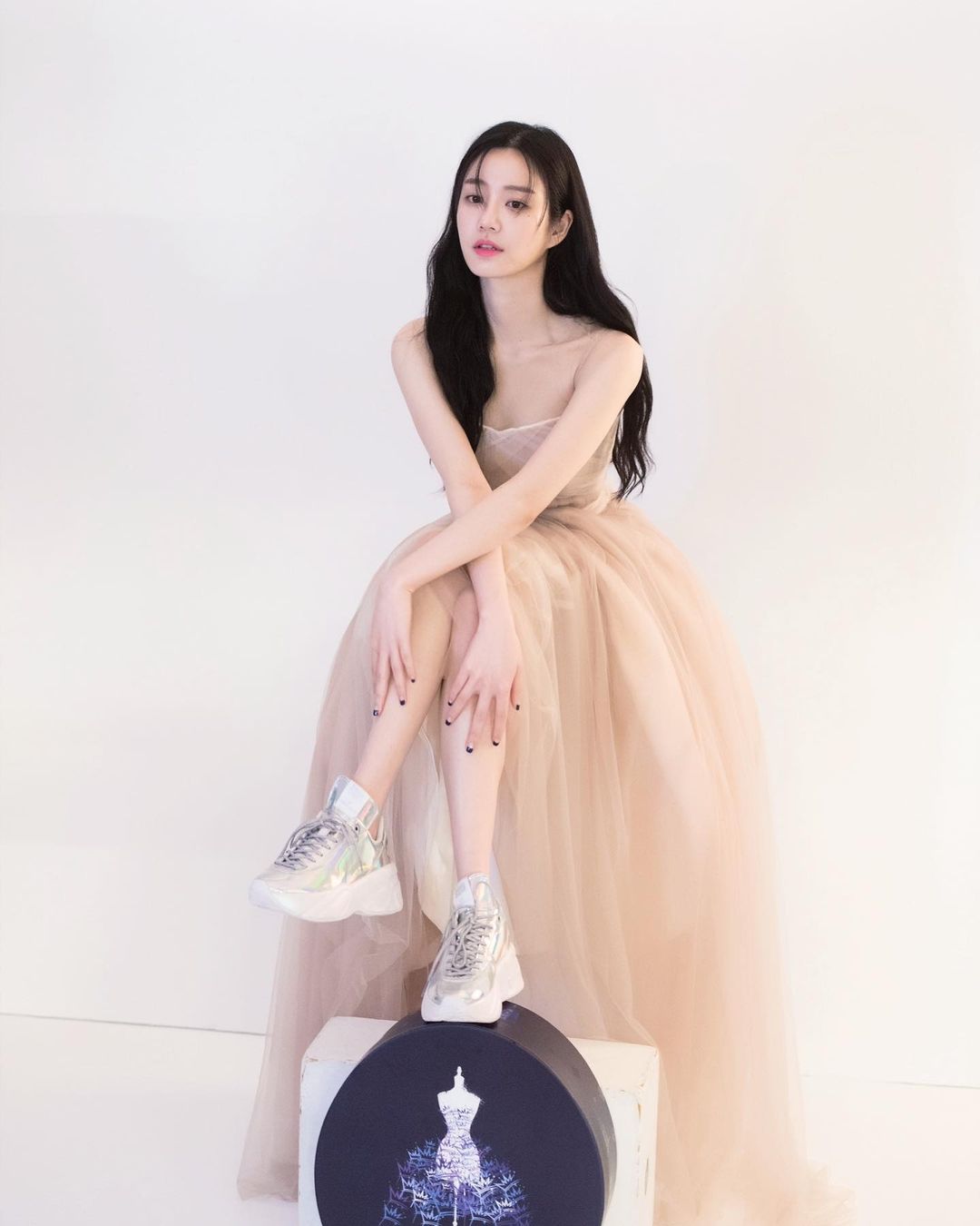 从发型到私服无一不添少女感,在IG拥有百万追随者的韩国演员李侑菲