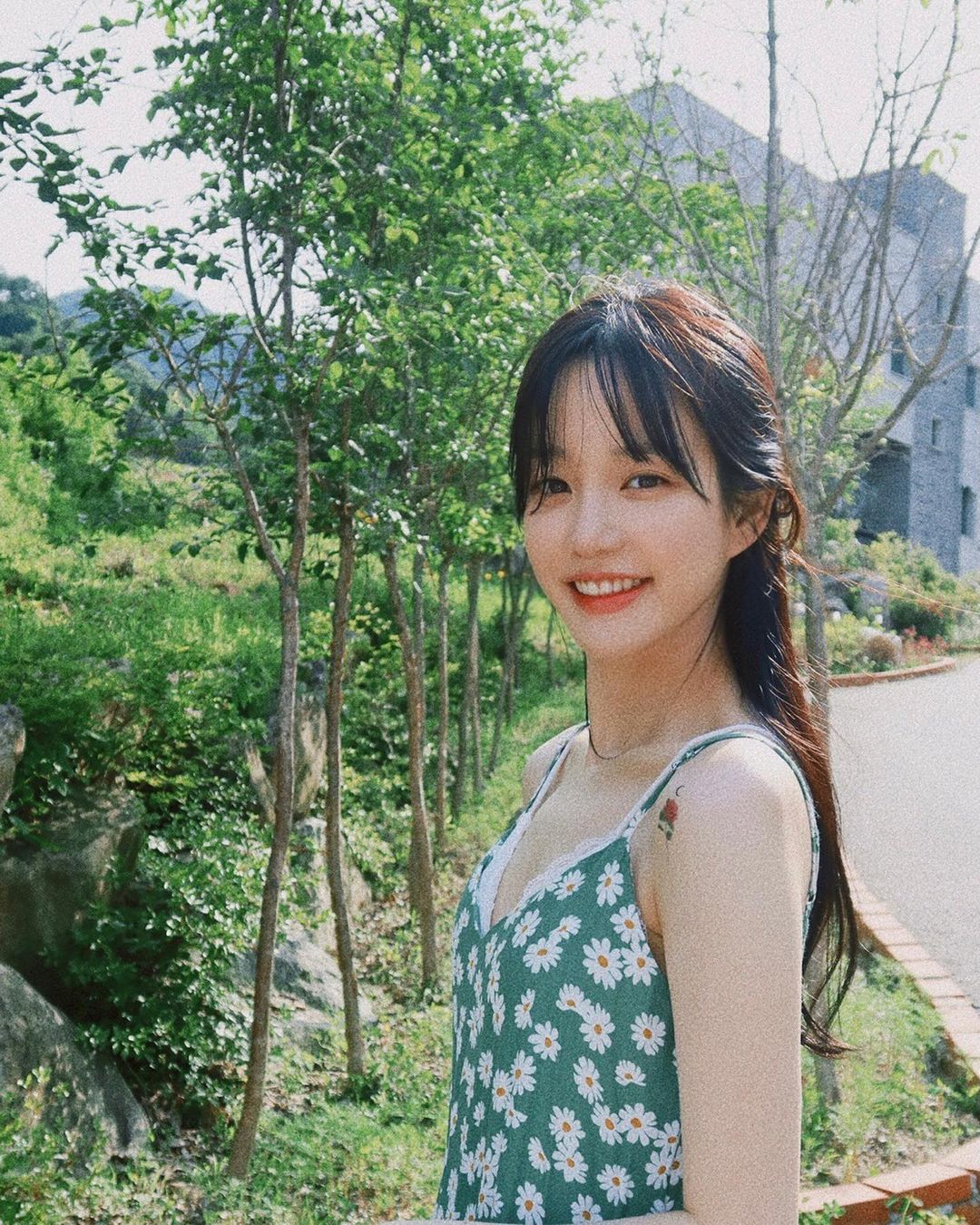 从发型到私服无一不添少女感,在IG拥有百万追随者的韩国演员李侑菲